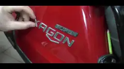 Jak skutecznie przykleić emblemat do karoserii bez błędów