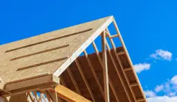 Konstrukcja dachu z widocznymi krokwi i płytami OSB. Określenie maksymalna długość krokwi bez podparcia jest kluczowe dla stabilności.