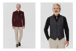 Mężczyzna w bordowym dwurzędowym garniturze i jasnych spodniach oraz mężczyzna w kamizelce i czarnej koszuli z jasnymi spodniami.