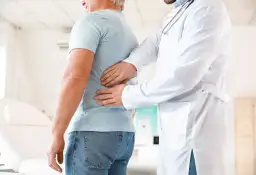 Mężczyzna u urologa: Kiedy wizyta ratuje życie? Sprawdź objawy!