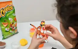 Zabawa z masą plastyczną to świetny pomysł, w co się bawić z dziećmi. Tworzenie postaci z Cheetosów to frajda!
