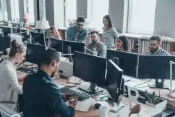 Praca po studiach za granicą: Czy to się opłaca? Pełny przewodnik.