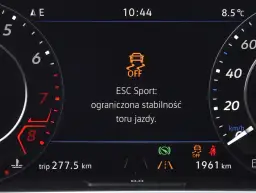 Wyświetlacz informuje, co oznacza ESP w samochodzie: ESC Sport z ograniczoną stabilnością toru jazdy.
