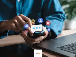 Ręce użytkownika na smartfonie, otoczone ikonami reakcji z Facebooka. Dowiedz się, jak wyróżnić post na Facebooku, by zdobyć więcej zaangażowania.