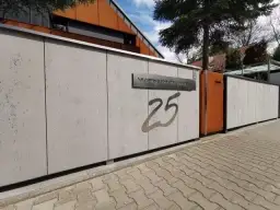 Ile kosztuje montaż płotu betonowego? Ceny, które Cię zaskoczą