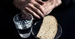 Czy po 60 roku życia obowiązuje post w piątki? Sprawdź zasady.