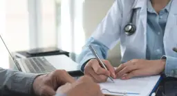 Kto płaci za zwolnienie lekarskie w firmie powyżej 20 osób? Oto prawda