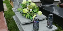 Jak udekorować grób na Wszystkich Świętych, by uczcić pamięć bliskich