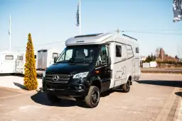Czarny Mercedes Hymer, kamper gotowy na przygody.