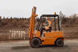 Ile zarabia kierowca wózka widłowego? Zaskakujące różnice w Polsce i za granicą