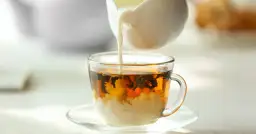 Jak zrobić herbatę z mlekiem: Najprostszy sposób na idealny smak napoju