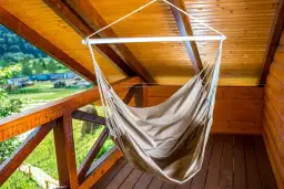 Jak zamontować krzesło brazylijskie do sufitu bez ryzyka uszkodzenia