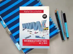 Książka "Webmasterstwo w 7 dni" Rafała Strychalskiego, która pokazuje, jak zrobić dobrą stronę html. Narzędzia i notatniki obok.