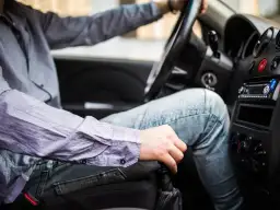 Jak hamować silnikiem: kompletny poradnik bezpiecznej jazdy samochodem