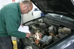 Wymiana oleju i filtrów: Ile zapłacisz? ASO vs niezależny