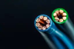 Przekrój kabli: niebieski i zielony, z widocznymi żyłami miedzianymi. Jaki kabel do 50 kw?