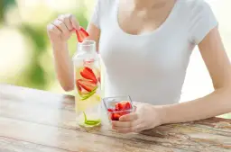 Jak przygotować domowy napój izotoniczny, który skutecznie nawadnia