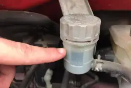 Gdzie jest zbiornik płynu hamulcowego BMW E39 i jak go sprawdzić