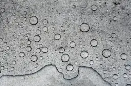 Czy beton przepuszcza wodę? Odkryj, jak to wpływa na budowę