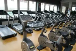 Power Zone vs Strefa Ruchu: Siłownia Sucha Beskidzka którą wybrać?