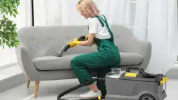 Jak prać kanapę? Domowe sposoby, środki i porady eksperta