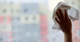 Jak polerować szybę w samochodzie, aby uniknąć zarysowań i smug