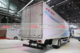 Ciężarówka do 12 ton: Jak wybrać optymalny model dla firmy?