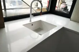 Jak połączyć parapet z blatem kuchennym, by zyskać funkcjonalność i styl