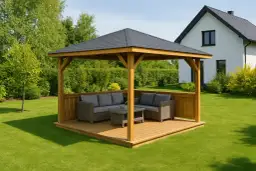 Drewniana altana z meblami wypoczynkowymi na trawniku, obok białego domu.