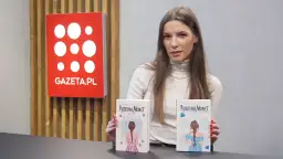 Weronika Anna Marczak, autorka książki "Rodzina Monet", prezentuje swoje dzieło.