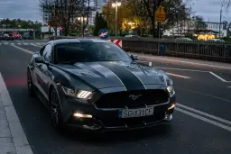 Ile naprawdę kosztuje wypożyczenie Mustanga? Sprawdź ceny i oszczędzaj!