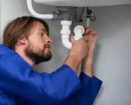 Jak wyczyścić syfon pod zlewem? Domowe, chemiczne i mechaniczne sposoby