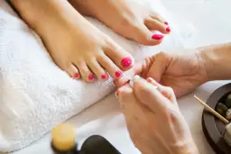 Czym różni się manicure od pedicure? Kluczowe różnice i porównanie zabiegów