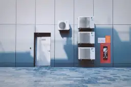 Jak odprowadzić skropliny z klimatyzacji w bloku bez problemów?