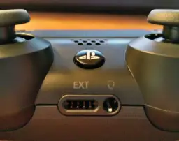 Do czego służy EXT na padzie PS4? Odkryj jego praktyczne zastosowania