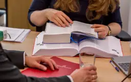 Doręczenie pozwu: Co musisz wiedzieć o terminach i komorniku?