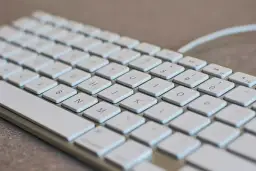 Klawiatura mechaniczna jak nowa? Skuteczne czyszczenie pod klawiszami