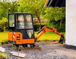 Ile kosztuje godzina pracy koparki gąsienicowej? Sprawdź ceny i czynniki wpływające na stawki