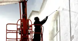 Ile kosztuje mycie elewacji Karcherem? Cennik i czynniki wpływające na cenę