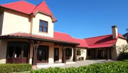 Jaką elewację wybrać do wiśniowego dachu - poznaj najlepsze połączenia