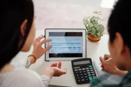 Ile kosztuje 8h pracy laptopa? Oblicz zużycie prądu i oszczędź