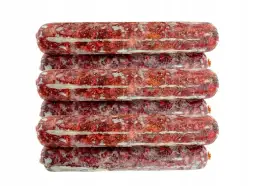 Stos kiełbasek z mielonej baraniny na białym tle.