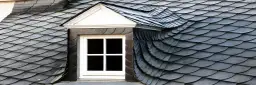 Małe okno w dachu – jakie korzyści przynosi lukarna dla Twojego domu?