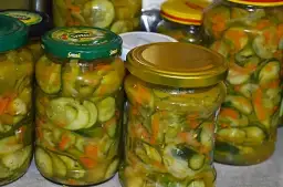 Jak się robi sałatkę szwedzką – prosty przepis na wyjątkowy smak