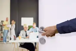 Jak wymienić wkładkę w drzwiach - proste kroki, które musisz znać