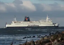Prom Scandlines "Kronprins Frederik" płynie przez wzburzone morze, pokonując trasę Rostock-Gedser.