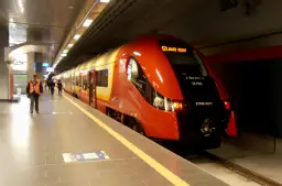 SKM S2 Lotnisko Chopina: znajdź pociąg do centrum w 3 minuty!