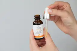 Serum z witaminą C: Jak wybrać idealne dla Twojej skóry?