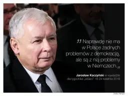 Jarosław Kaczyński w czarnym garniturze i białej koszuli z czarnym krawatem, z cytatem.