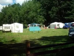 Pola namiotowe nad jeziorem Kujawsko Pomorskie - idealne miejsca na relaks